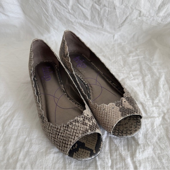 Indigo by Clarks Leather Snakeskin Peep Toe Flats | 8M | Scalloped Edge Slip-On - Picture 5 of 6